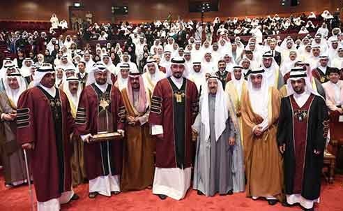  ﻿صاحب السمو الأمير وسمو ولي العهد يتوسطان د.حامد العازمي وم. حجرف الحجرف وم. عبدالله كاكولي ود.نبيل الفيلكاوي ود.حسين المكيمي ﻿