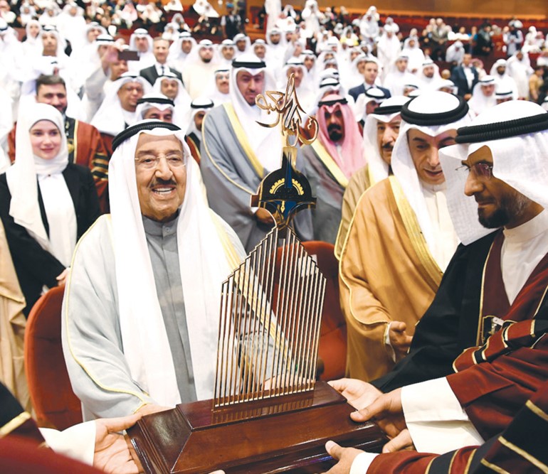 صاحب السمو الأمير الشيخ صباح الأحمد يتلقى هدية تذكارية على هامش حفل تكريم متفوقي الهيئة للعام 2016/ 2017