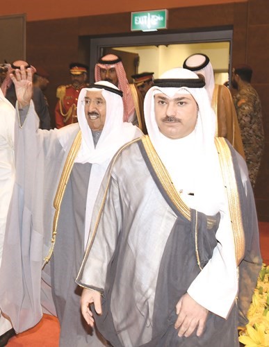 صاحب السمو الأمير الشيخ صباح الأحمد محييا الحضور لدى وصول سموه وسمو ولي العهد إلى مكان الحفل﻿