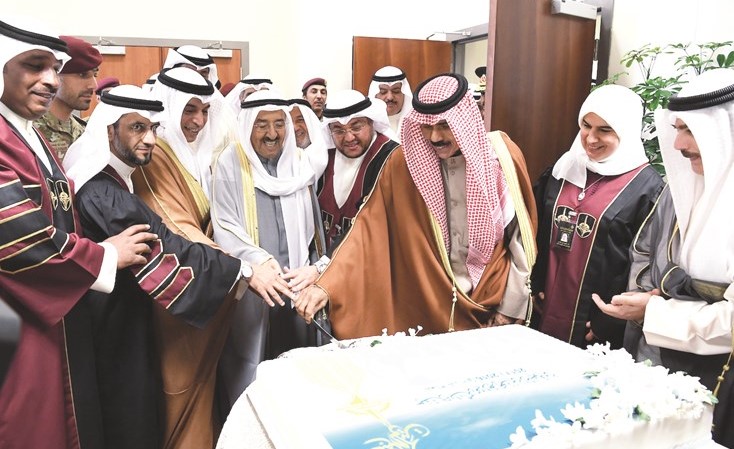 صاحب السمو الأمير الشيخ صباح الأحمد وسمو ولي العهد الشيخ نواف الأحمد ود.حامد العازمي وعدد من قيادات التطبيقي يقطعون كيكة الحفل ﻿