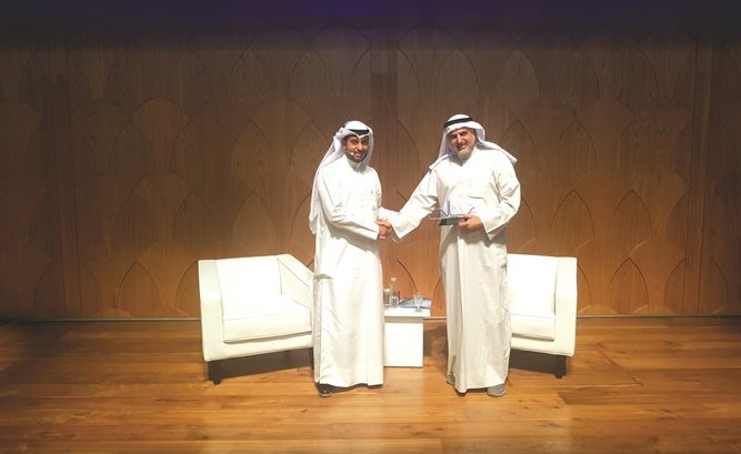 محمد السريع يقدم درعا تذكارية للدكتور عادل الصبيح﻿
