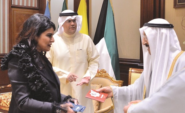 صاحب السمو يتلقى مجموعة من أعمال مركز جابر الأحمد الثقافي من نياز خاجة ويبدو عبدالعزيز إسحق ﻿
