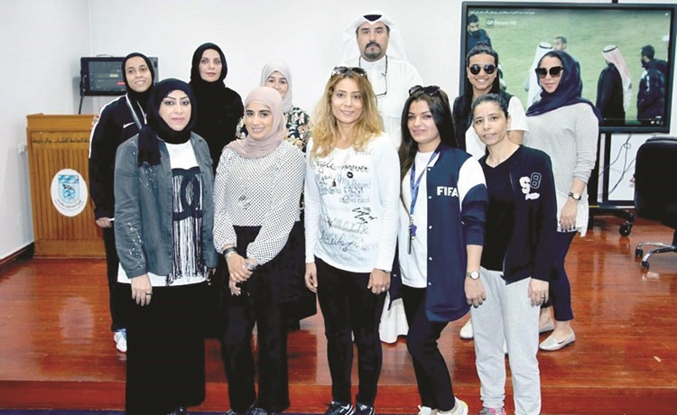 محمود أبل يتوسط عددا من المشرفات ﻿