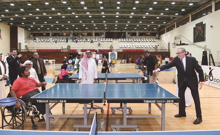 السفير الأميركي لورانس سيلفرمان يلعب تنس الطاولة مع أحد لاعبي النادي		(متين غوزال)﻿