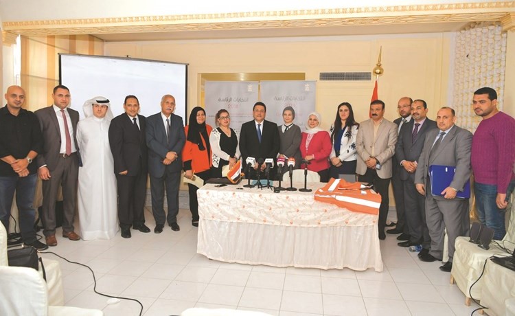 السفير المصري لدى البلاد طارق القوني متوسطا الحضور الإعلامي عقب المؤتمر الصحافي أمس		(قاسم باشا)﻿