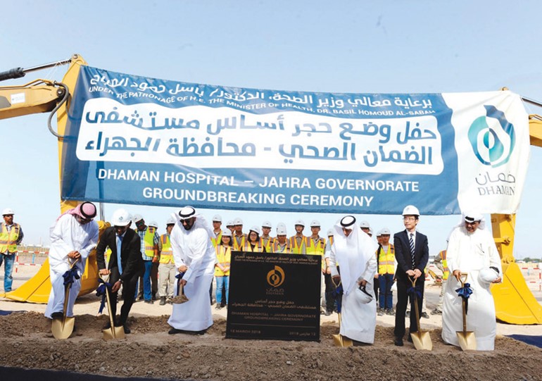 وزير الصحة الشيخ د. باسل الصباح وعدد من قيادات «الصحة» والشركة المنفذة خلال وضع حجر الأساس لمشروع مستشفى الضمان الصحي بالجهراء