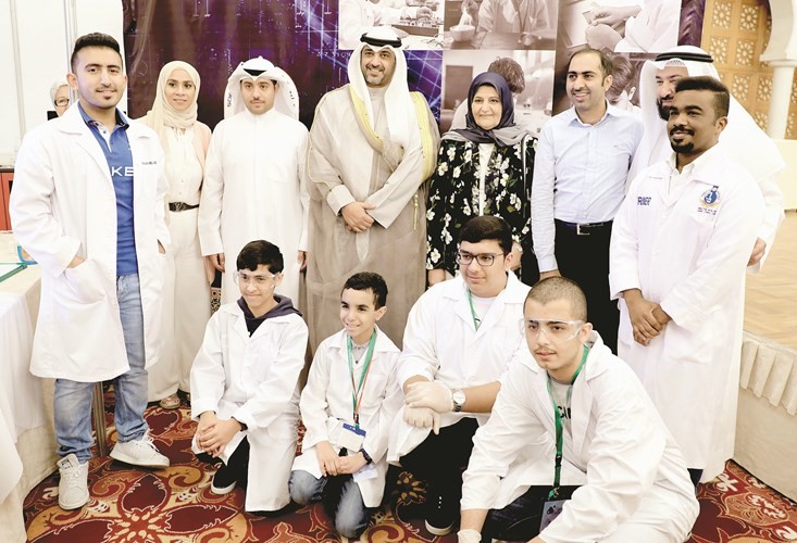 الشيخ محمد العبدالله ود.فايزة الخرافي ود.علي العمير مع عدد من المشاركين بالمؤتمر﻿