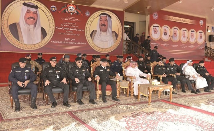 الشيخ خالد الجراح يتوسط الفريق محمود الدوسري واللواء الشيخ فيصل النواف وقيادات الأكاديمية خلال البروفة﻿