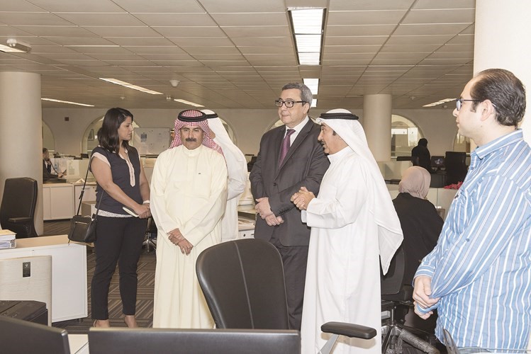 جانب من جولة الشيخ مبارك الدعيج وعبدالحميد كاشة في كونا﻿