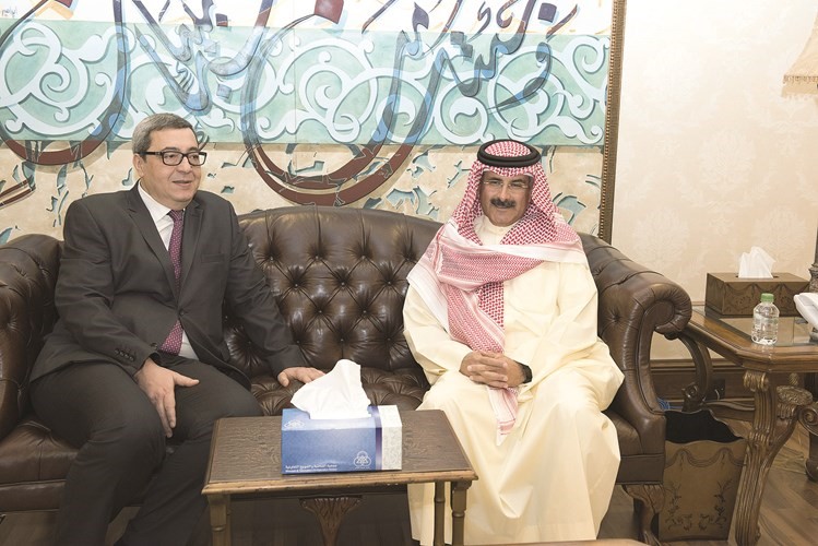 الشيخ مبارك الدعيج مستقبلا المدير العام لوكالة الأنباء الجزائرية (واج) عبدالحميد كاشة﻿