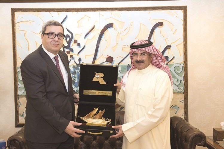الشيخ مبارك الدعيج مكرما عبدالحميد كاشة ﻿