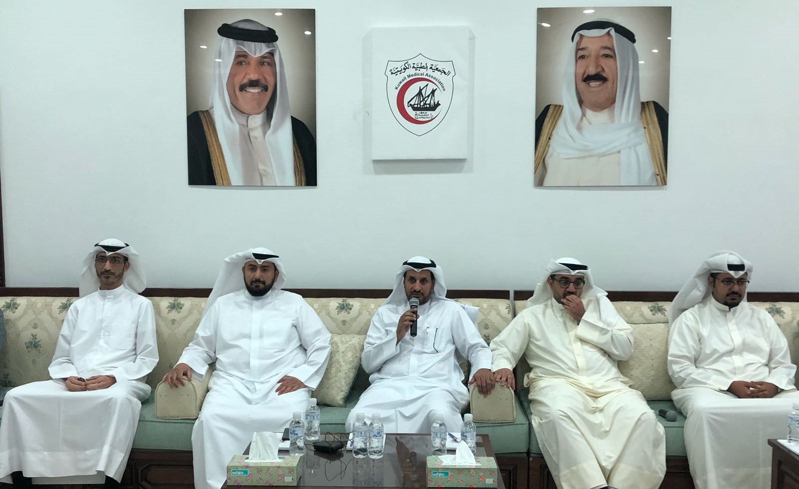 د.باسل الصباح متوسطا د.محمد المطيري ود.محمد القناعي في ديوانية الجمعية الطبية﻿