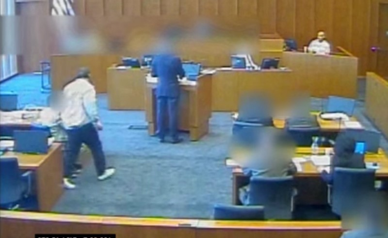 بالفيديو... إطلاق النار على متهم حاول قتل شاهد داخل المحكمة