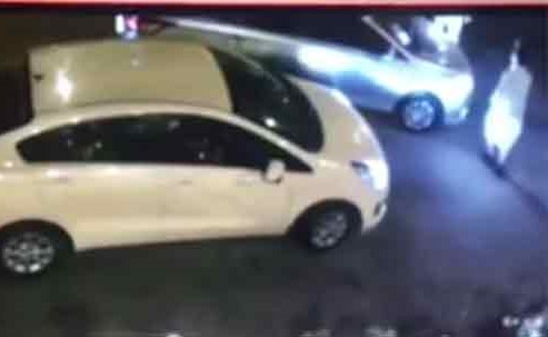بالفيديو.. شابان في السعودية يعتديان على قائد مركبه ويسلبونه