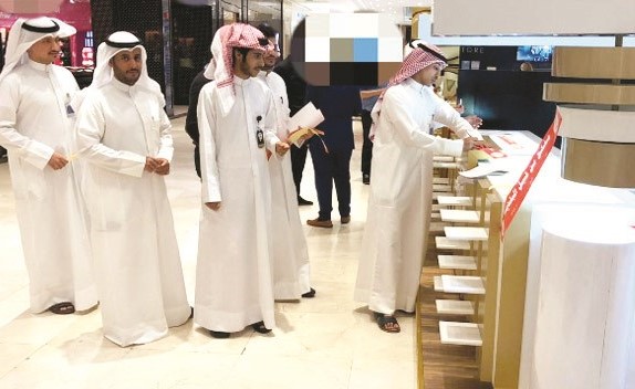 جانب من اغلاق احد المحلات التجارية المخالفة ﻿