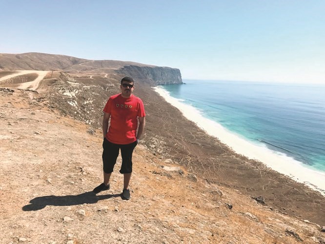 الزميل عبدالكريم العبدالله على أحد شواطئ صلالة﻿