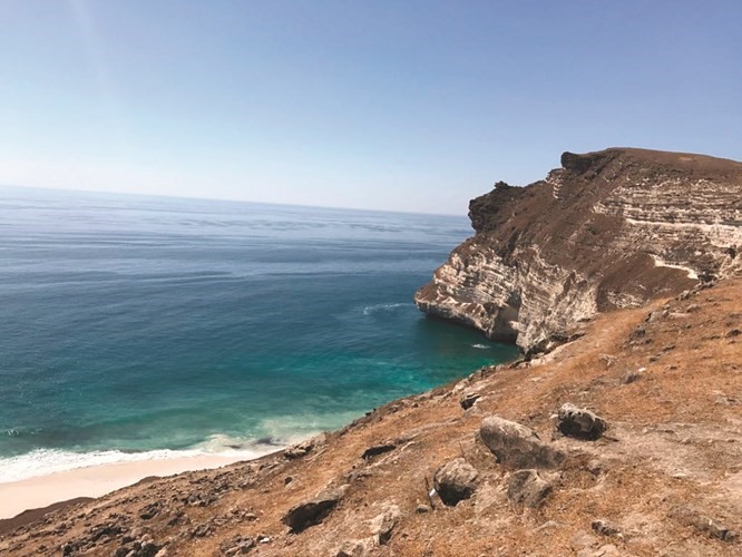 «صلالة» تجارب حافلة بالتشويق والمغامرة لاستكشاف الجبال بقلاعها المنيعة ووديانها الوعرة وشواطئها النقية