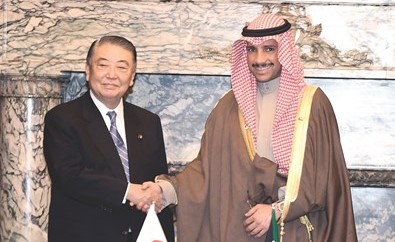 الرئيس مرزوق الغانم مصافحا رئيس مجلس النواب الياباني ﻿