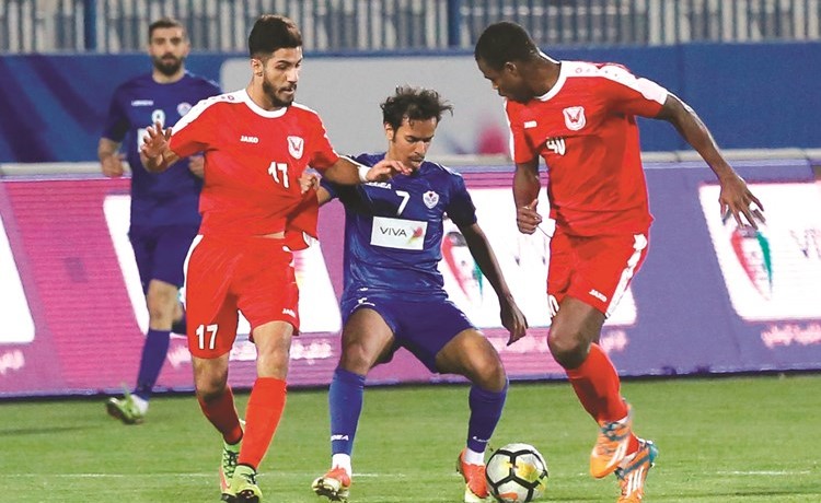 لاعب الشباب محمد زنيفر محاصرا بين لاعبي الفحيحيل محمد اوال وبدر المطيري 