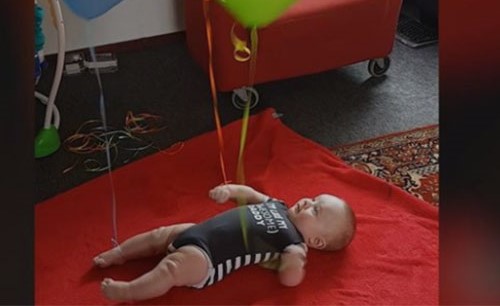 بالفيديو: إلى جميع الأمهات.. إليكم الطريقة الأفضل لإلهاء أطفالكم!