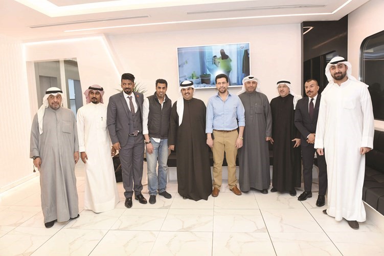الشيخ دعيج الخليفة يتوسط نخبة من الحضور ﻿