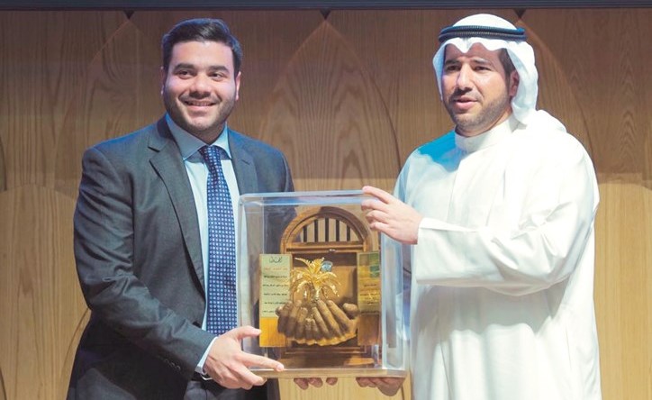 الشيخ عبدالله الأحمد يسلم نواف ناجيا درعا تكريمية لـالدولي﻿