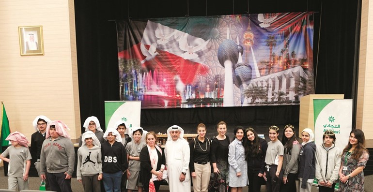 لقطة تذكارية خلال زيارة مدرسة دسمان ضمن حملة البنك التجاري يازين تراثنا 2018﻿