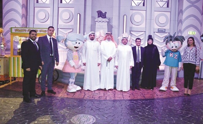 د.عبدالمحسن الحويلة وممثلو التعليم الخاص والنوعي مع فريق كيدزانيا ﻿