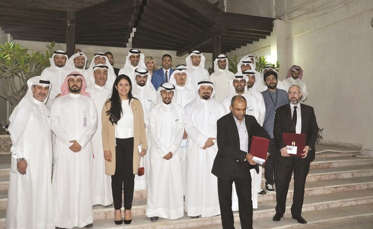 الشيخ محمد بن عبدالله آل ثاني متوسطا مجموعة من المهندسين وقيادات ooredoo﻿
