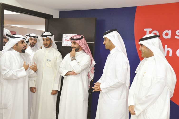 الشيخ محمد بن عبد الله آل ثاني يستمع لشرح عن المركز في قاعة ooredoo﻿