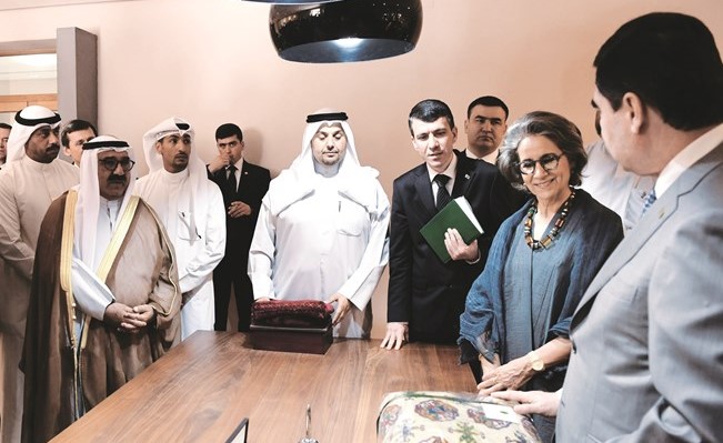 الرئيس محمدوف يطلع على بعض مقتنيات دار الآثار بحضور الشيخ ناصر صباح الأحمد والشيخة حصة الصباح﻿