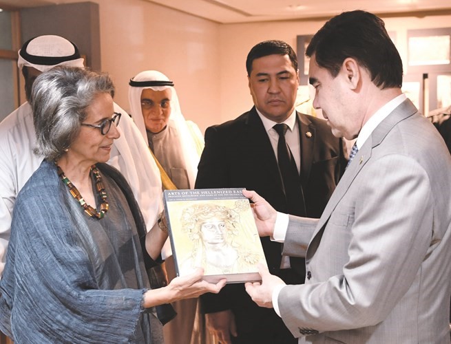 الشيخة حصة الصباح تطلع الرئيس محمدوف على بعض مقتنيات دار الآثار ﻿