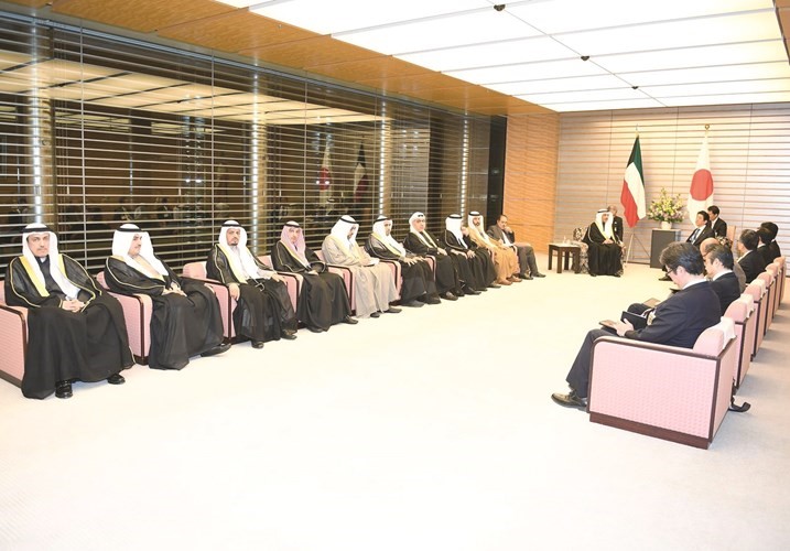 الرئيس الغانم والوفد المرافق له خلال جلسة المباحثات مع رئيس الوزراء الياباني شينزو آبي﻿