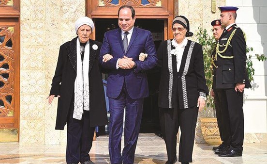 الرئيس عبد الفتاح السيسي حرص على استقبال السيدتين المتبرعتين بمقر رئاسة الجمهورية﻿
