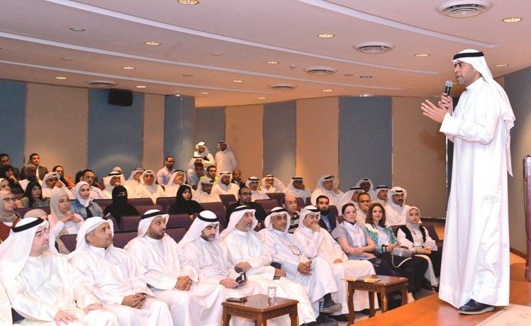 د.ادم الملا متحدثا خلال ورشة العمل﻿