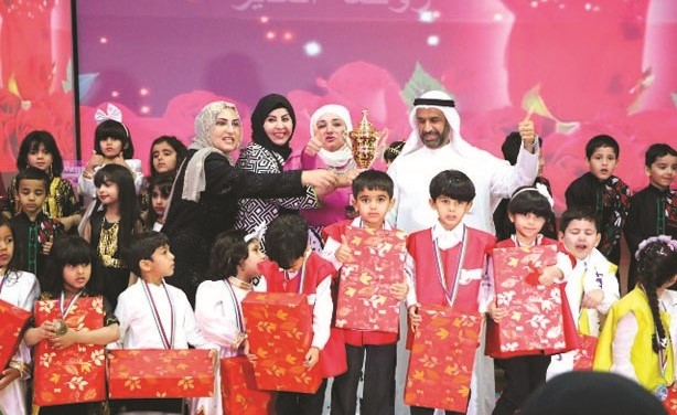 العومي مع الاطفال في افتتاح المسابقة ﻿