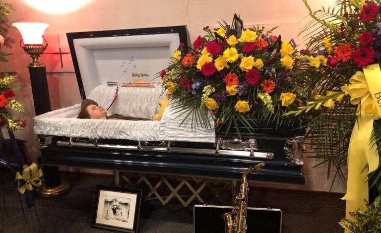 والدة تنشر صورة ابنها داخل نعشه لتوجيه رسالةٍ مؤثّرة جداً