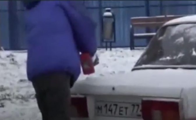 فيديو.. قام بفعل "غير طبيعي بكل المقاييس" ليركن سيارته