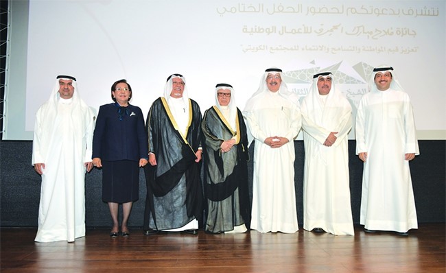 الشيخ علي الجراح مع أعضاء مجلس إدارة الجائزة 