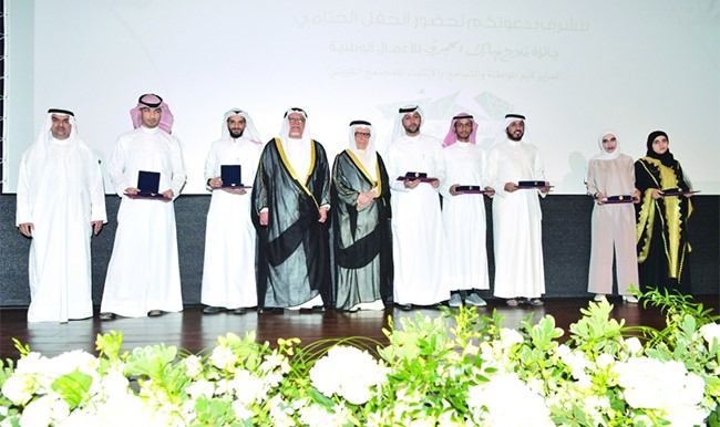 الشيخ علي الجراح وفهد المعجل مع الفائزين بجائزة فلاح مبارك الحجرف للأعمال الوطنية في مختلف أقسامها (قاسم باشا) 