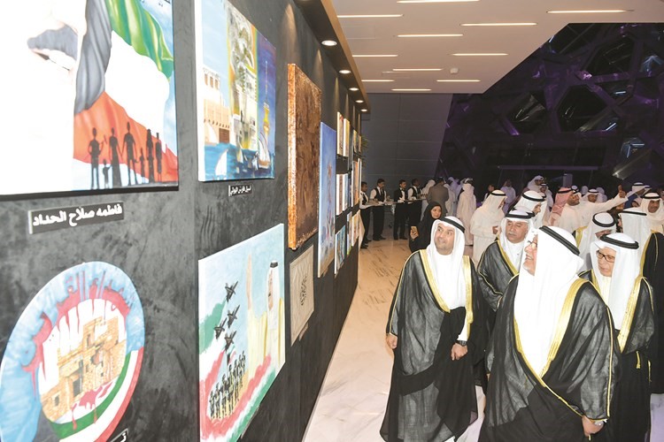 الشيخ علي الجراح ود.نايف الحجرف وفهد المعجل خلال جولة في المعرض﻿