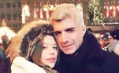 بعد طول انتظار.. الممثل التركي الوسيم أوزجان دينيز يتزوَّج بسرِّية من حبيبته وشهر العسل بعد 4 أشهر!