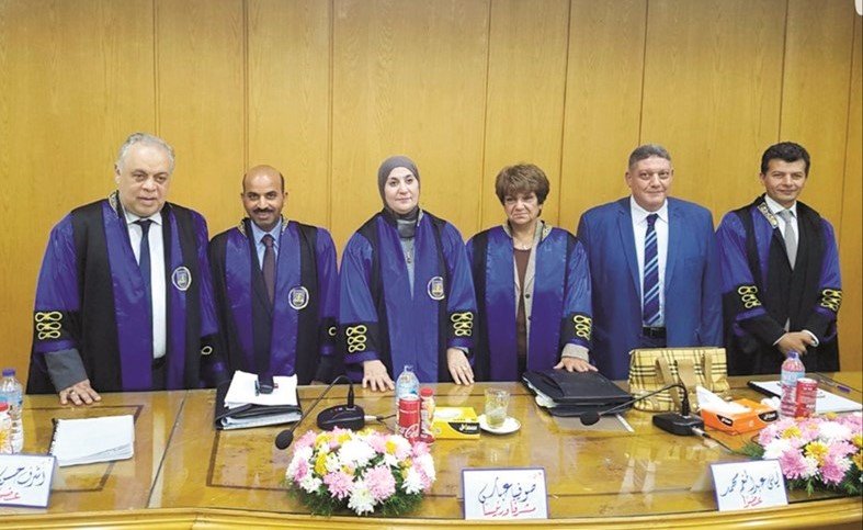 النجم القدير طارق العلي يتوسط لجنة مناقشة الدكتوراه بعد حصوله عليها﻿