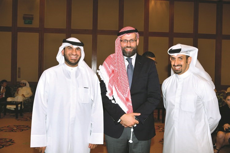 ماجد القاسم يتوسط عمر الحوطي وعمر العبدالغفور﻿