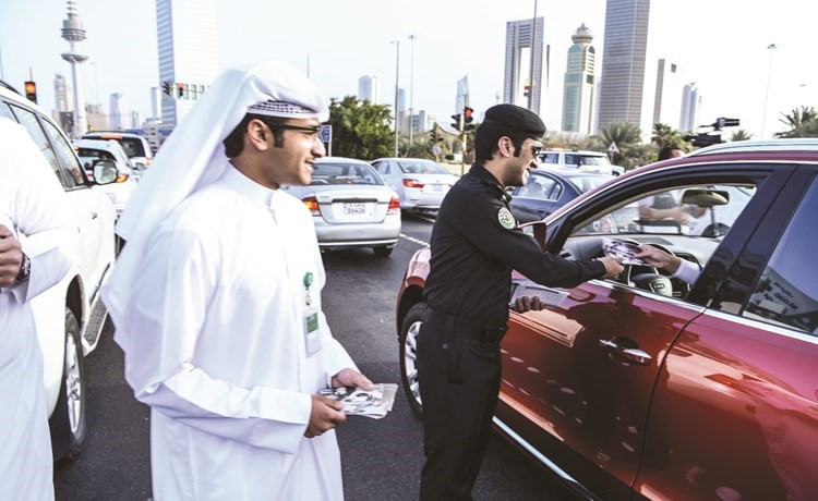 فريق بيتك يشارك في توزيع كتيبات توعية مرورية﻿