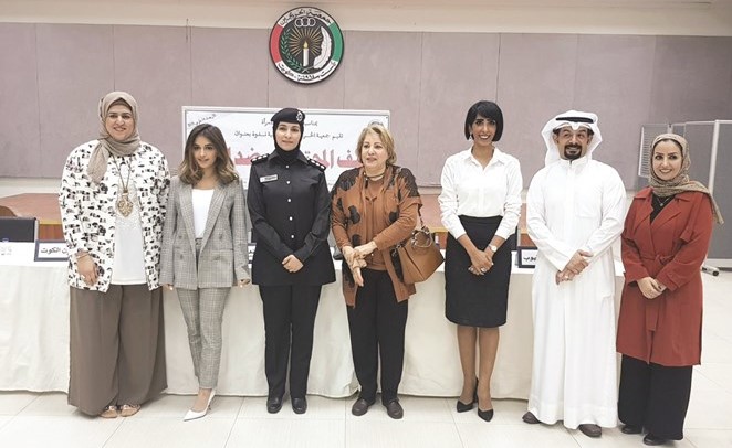 المحاضرون وبعض ضيوف الندوة في لقطة جماعية﻿