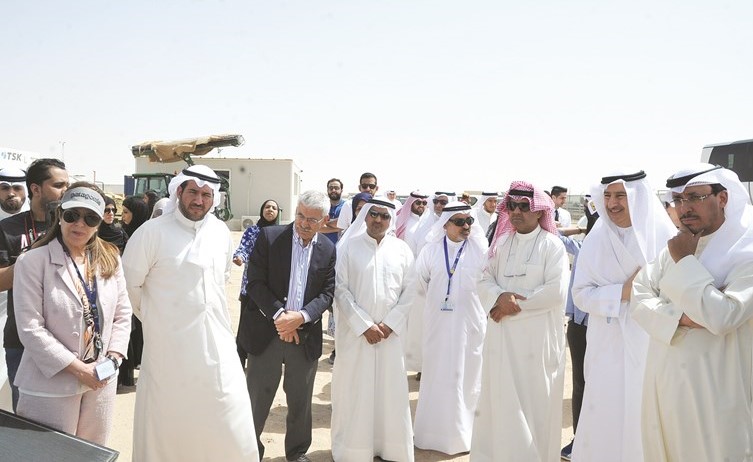 الشيخ عبدالله الاحمد ود. سميرة السيد عمر ود. عدنان شهاب الدين والحضور خلال الجولة	(عادل سلامة)﻿