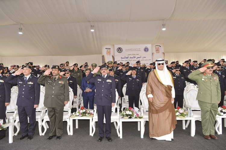 الوزير أنس الصالح والفريق خالد المكراد وكبار القيادات العسكرية خلال حفل تخرج ضباط الاطفاء﻿