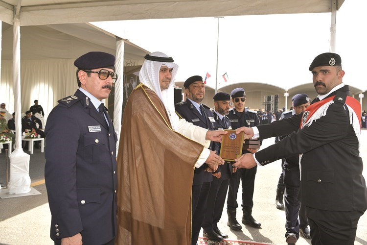 الوزير أنس الصالح يكرم أحد الخريجين ويبدو الفريق المكراد﻿