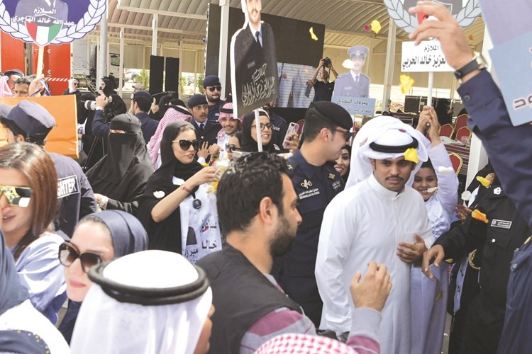 أهالي الخريجين يحتفلون مع أبنائهم ﻿